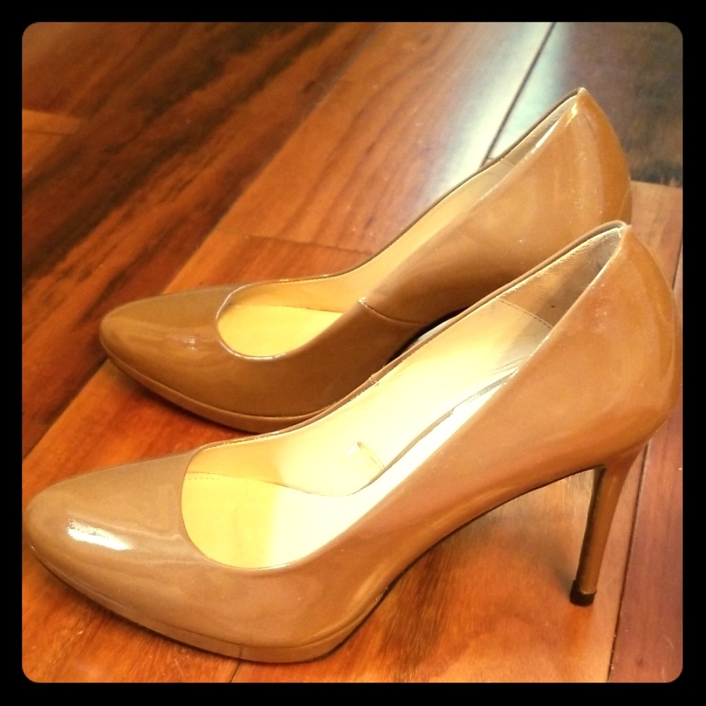 High heel patent leather pumps
